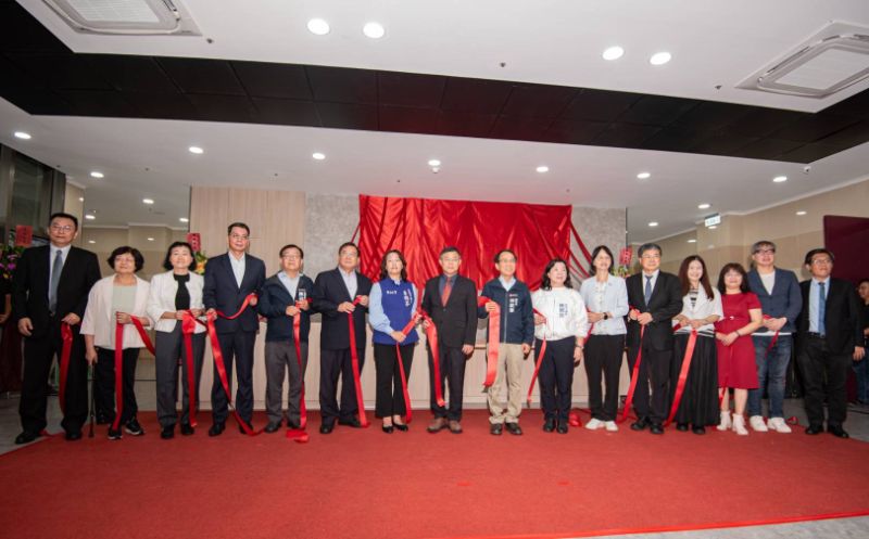 林欽榮副市長與貴賓一起揭牌