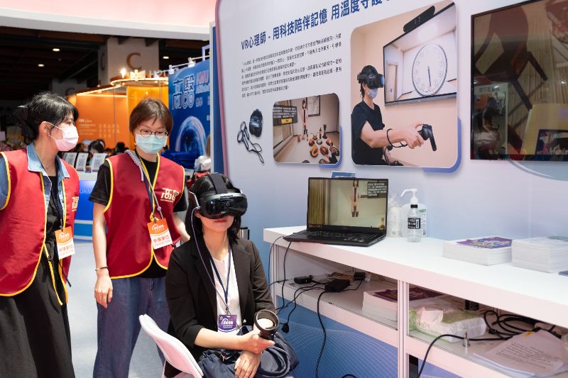 「VR心理師」導入虛擬實境科技，進行情緒引導與認知刺激。