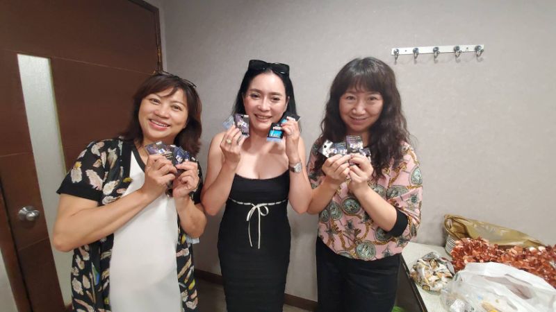 南秀圓帶回來滿滿的NASA與各國徽章，要送給25-26會長同學們，分享國際年會的喜悅。(記者陳雯萍攝)