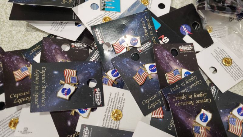 南秀圓帶回來滿滿的NASA與各國徽章，要送給25-26會長同學們，分享國際年會的喜悅。(記者陳雯萍攝)
