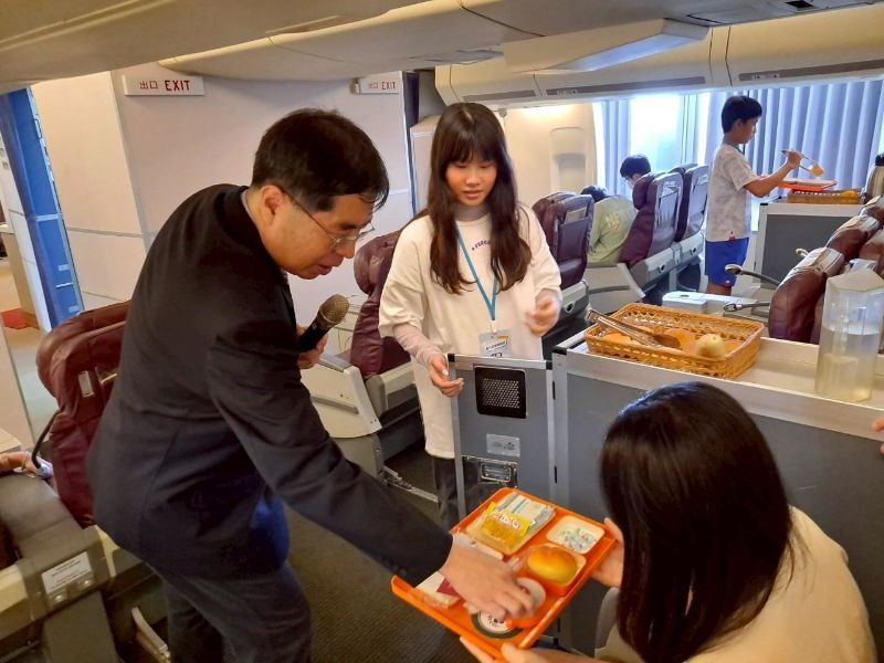 雙線體驗站：機艙推餐桌服務體驗。