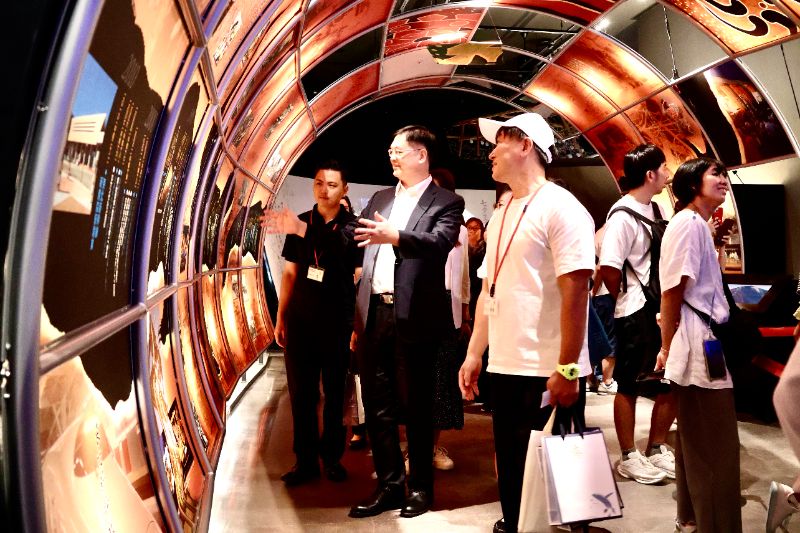 羅達生副市長率團參訪「睡魔之家」，親身體驗祭典熱情與活力。