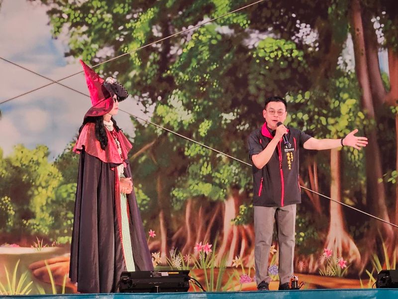 紙風車魔幻夜，美濃國小歡樂沸騰。