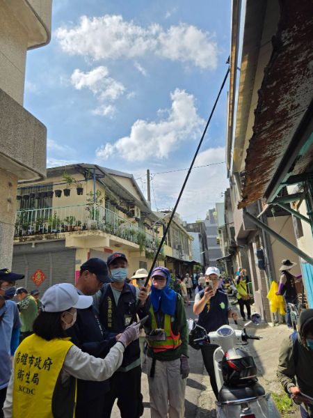 鼓山登革熱群聚再+3，市長陳其邁下令市場舊部落大掃蕩。