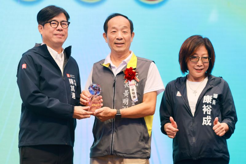高雄市248位特優資深里長獲表揚，陳其邁盛讚基層守護神。