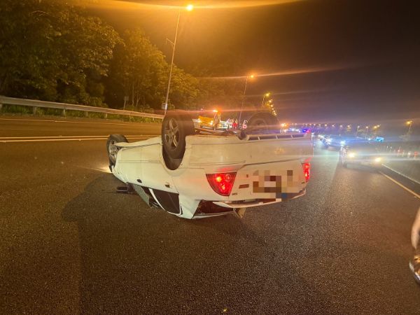 漾新聞|國道3號新化路段追撞翻覆 三人輕傷駕駛驚險脫困