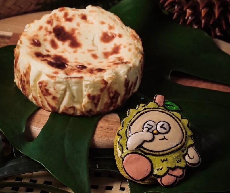 「緩食甜點」不斷推陳出新，挑戰創新口味，並以插畫風格呈現馬卡龍造型，增添趣味與記憶點。圖為「臭皮皮榴槤馬卡龍」。(業者提供)