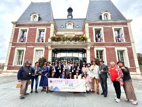 漾新聞|一頂高雄熊漁夫帽，敲開台法友誼之門！曾俊傑副議長提案「台灣生活節」移師法國