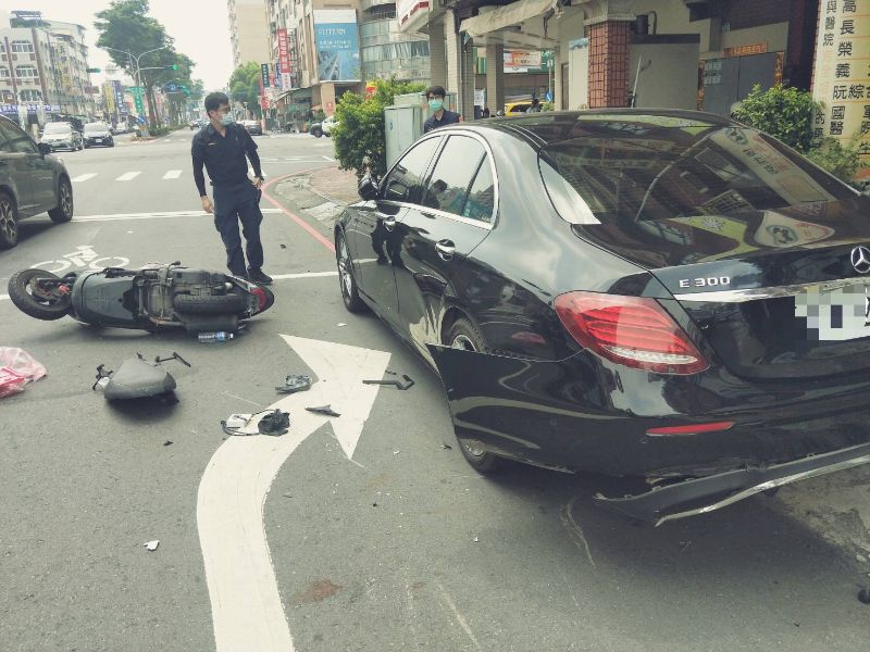 23歲男永豐路自摔滑撞，車禍驚險送醫。