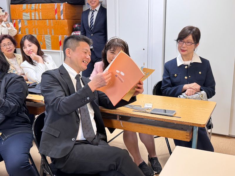 高市議會法國訪問團學注音符號，漢字課堂笑聲不斷！（高雄市議會提供）