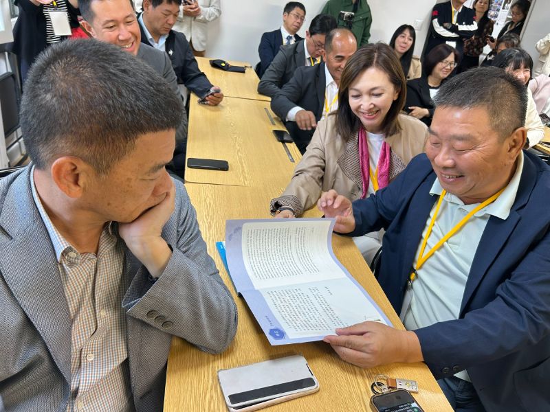 高市議會法國訪問團學注音符號，漢字課堂笑聲不斷！