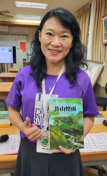 校長方靜慧肯定也感謝退休老師宋湘琴出書助學 〈卦山煙雨〉捐資學子。（記者陳雯萍攝）