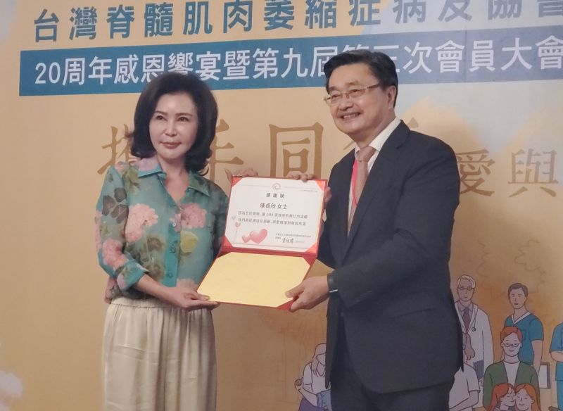 創會理事長鐘育志醫師頒獎感謝狀予贊助的企業、團體或個人。(記者陳雯萍攝)