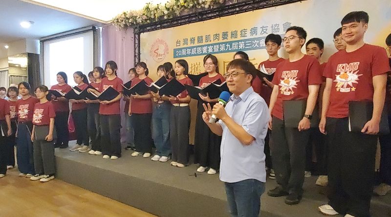 陳俊志醫師帶領高醫大聲樂社同學合唱「一百個太陽月亮」象徵協會與各界照護SMA病友，如強大的光，照亮病友生命的曙光。(記者陳雯萍攝)