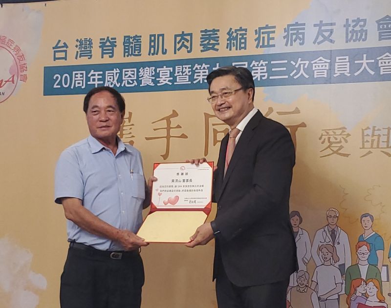 創會理事長鐘育志醫師頒獎感謝狀予贊助的LA NEW 董事長黃清山。(記者陳雯萍攝)
