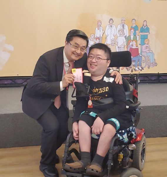 創會理事長鐘育志醫師頒發摸彩品予病友。(記者陳雯萍攝)