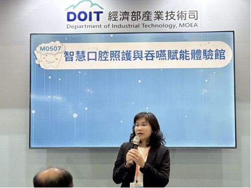 高齡智慧口腔與吞嚥賦能體驗館嘉義縣衛生局局長趙紋華出席致詞。（金屬中心提供）