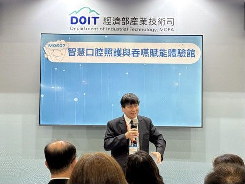 高齡智慧口腔與吞嚥賦能體驗館台灣口腔照護協會理事長邱耀章出席致詞。（金屬中心提供）