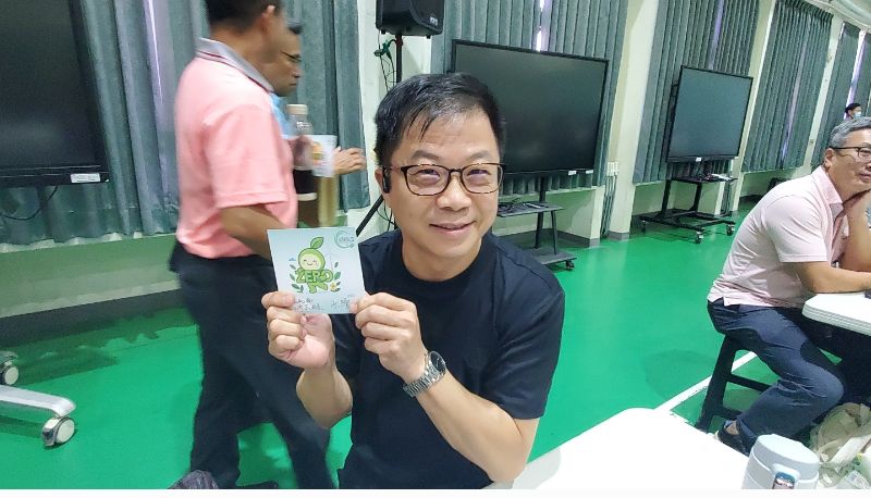 新上國小校長王彥嵓在宣示卡上寫上自己的宣言。(記者陳雯萍攝)