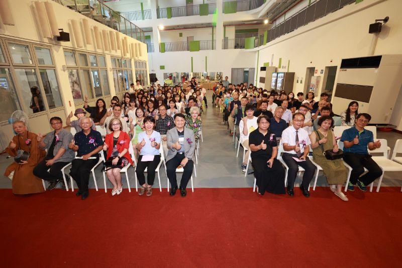 高雄大學化身畫布，張雲龍水墨展詮釋「繪事是慧」。