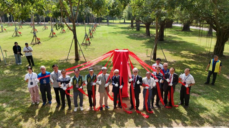 高科大第一校區紅鈴花園區植樹啟用。(記者陳雯萍攝)