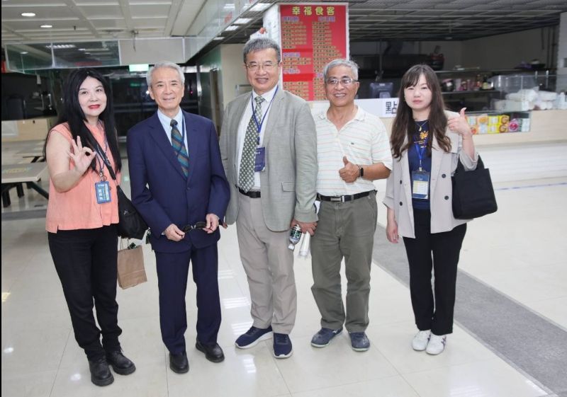 第一科大創校校長谷家恆(左二)18年後再回學校，見證併校後的蛻變，也肯定楊慶煜校長(中)的辦學成果。