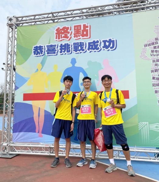 鍾志華校長指導學生參加科展多達150篇，也為他贏得榮耀。