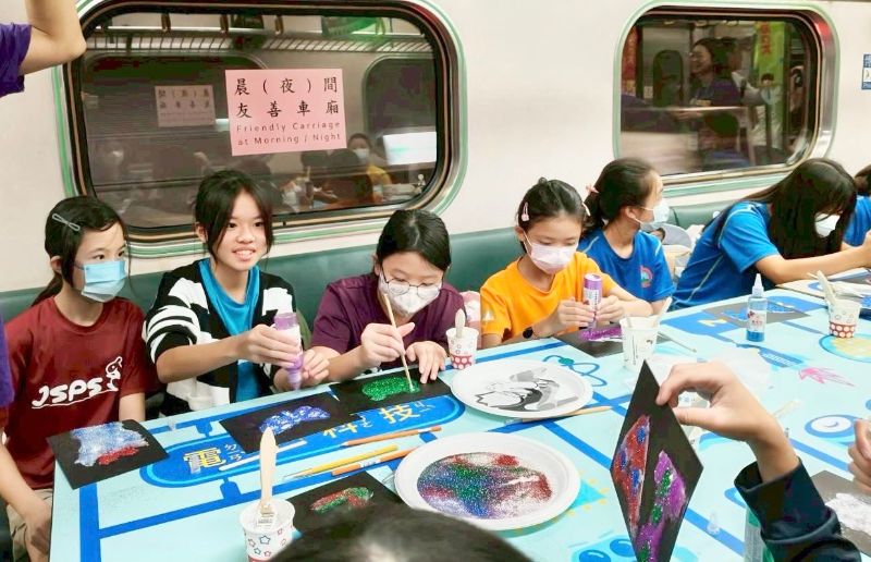 台灣科普列車開抵高雄，教育局長吳立森與校長們帶領400學生動手實驗玩出科學力。(漾新聞記者／陳雯萍攝)