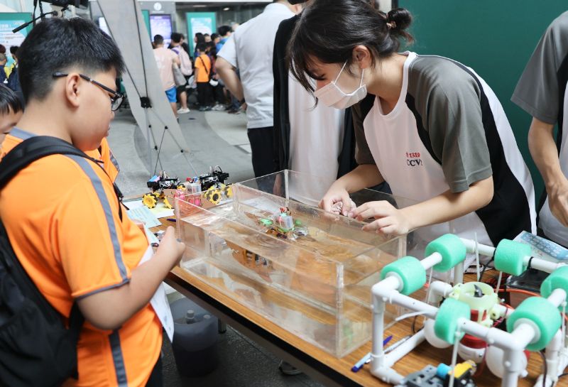 台灣科普列車開抵高雄，教育局長吳立森與校長們帶領400學生動手實驗玩出科學力。(漾新聞記者／陳雯萍攝)