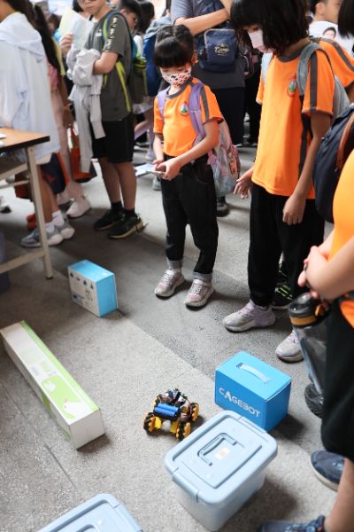 台灣科普列車開抵高雄，教育局長吳立森與校長們帶領400學生動手實驗玩出科學力。(漾新聞記者／陳雯萍攝)