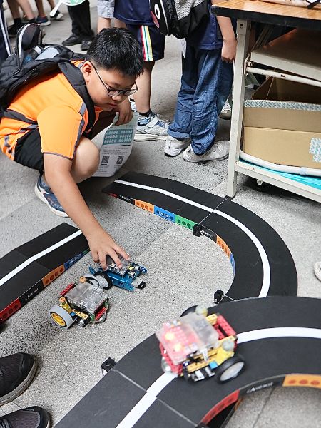 台灣科普列車開抵高雄，教育局長吳立森與校長們帶領400學生動手實驗玩出科學力。(漾新聞記者／陳雯萍攝)