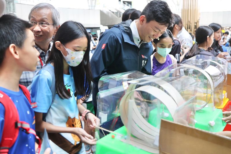 台灣科普列車開抵高雄，教育局長吳立森與校長們帶領400學生動手實驗玩出科學力。(漾新聞記者／陳雯萍攝)