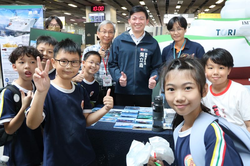 台灣科普列車開抵高雄，教育局長吳立森與校長們帶領400學生動手實驗玩出科學力。(漾新聞記者／陳雯萍攝)