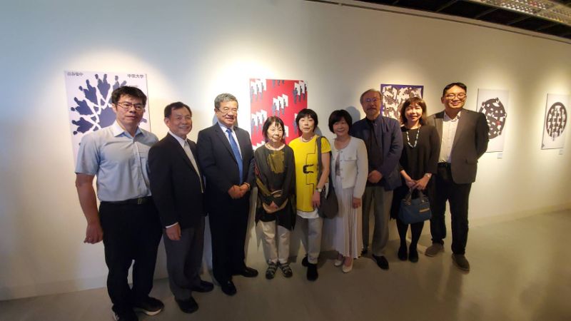 繁體繁雄的夫人與女兒專程從日本前來參加，也感謝高科大的典藏與策展。（記者陳雯萍攝）