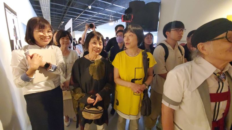 三天前獲頒「最佳設計成就獎」，林磐聳教授生動的導覽，成為今天最令人動容的設計課。（記者陳雯萍攝）