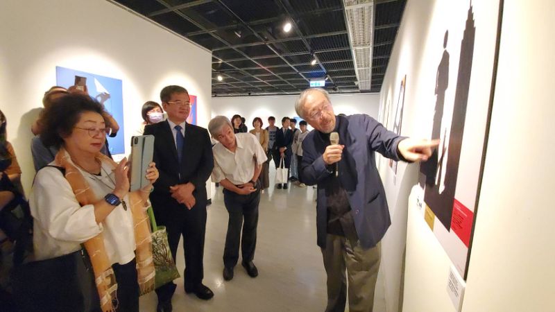 三天前獲頒「最佳設計成就獎」，林磐聳教授生動的導覽，成為今天最令人動容的設計課。（記者陳雯萍攝）