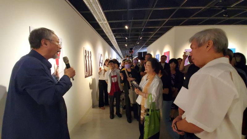 三天前獲頒「最佳設計成就獎」，林磐聳教授生動的導覽，成為今天最令人動容的設計課。（記者陳雯萍攝）