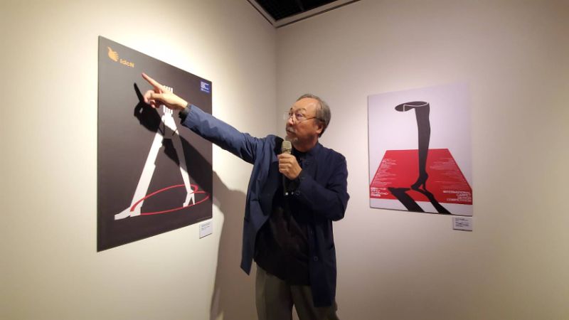 三天前獲頒「最佳設計成就獎」，林磐聳教授生動的導覽，成為今天最令人動容的設計課。（記者陳雯萍攝）