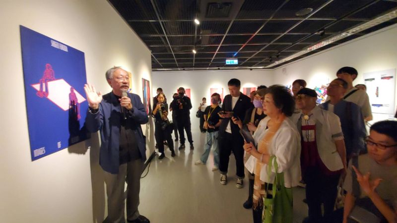 三天前獲頒「最佳設計成就獎」，林磐聳教授生動的導覽，成為今天最令人動容的設計課。（記者陳雯萍攝）