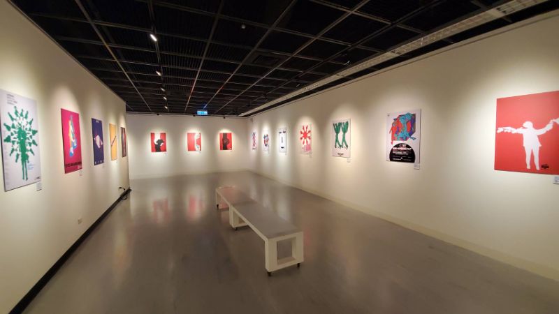 展出福田繁雄的海報展，難得一見。（記者陳雯萍攝）