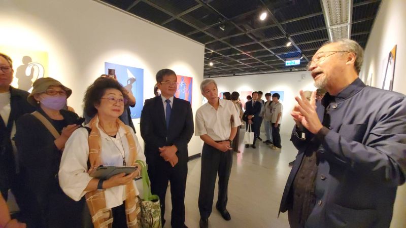 三天前獲頒「最佳設計成就獎」，林磐聳教授生動的導覽，成為今天最令人動容的設計課。（記者陳雯萍攝）