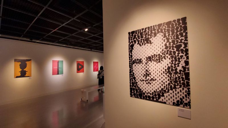 展出福田繁雄的海報展，難得一見。（記者陳雯萍攝）