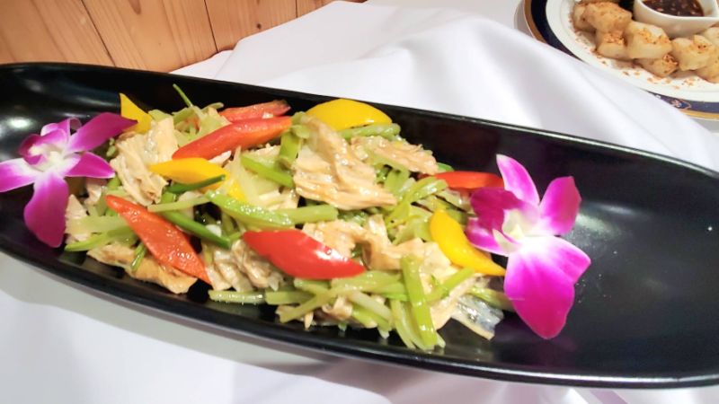 白金滿釜勤生財(芹菜炒豆皮)：(漾新聞記者陳雯萍攝)