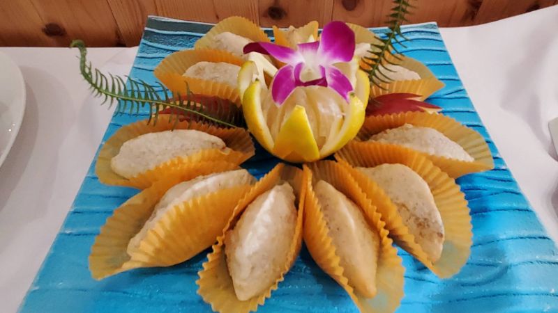 共聚金丸財滿堂(酥炸客家鹹水餃)。(漾新聞記者陳雯萍攝)