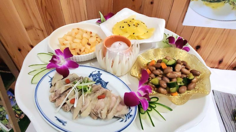 美饟白玉翠金盤(美濃白玉蘿蔔冷盤)。(漾新聞記者陳雯萍攝)