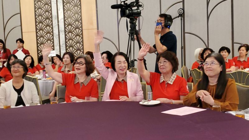 總監施秉慧等人在高雄主場與全國連線的姐妹揮手致意。（漾新聞記者陳雯萍攝）