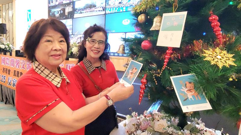 國際蘭馨會首次舉辦1125反暴力的直播，全國各地姐妹同步走上街頭反暴力，共同點亮希望之樹，並掛上祈願卡。（漾新聞記者陳雯萍攝）