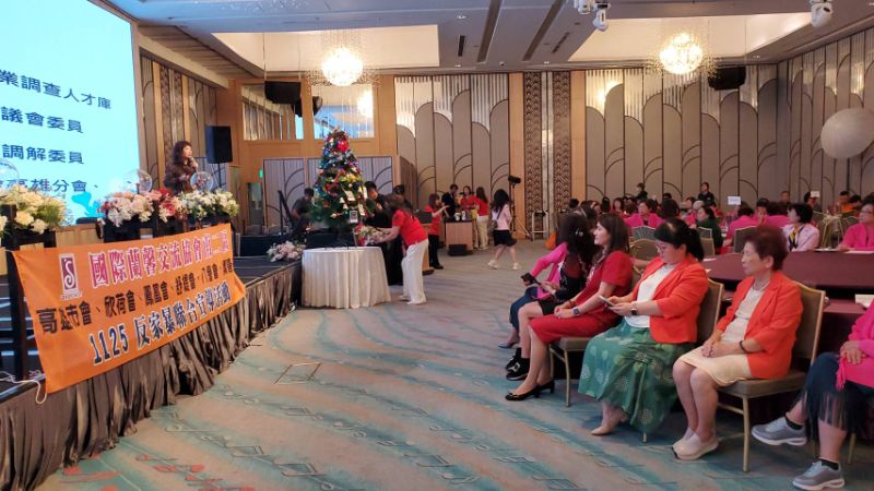 國際蘭馨會首次舉辦1125反暴力的直播，全國各地姐妹同步走上街頭反暴力，共同點亮希望之樹，並掛上祈願卡。（漾新聞記者陳雯萍攝）