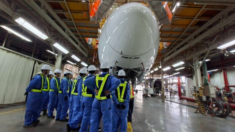 寒假的第一周，大榮中學實習主任謝明奇帶領飛修科學生，到廈門太古培訓中心，進行五天的遊學，今天並到飛機保養廠參觀，讓學生大開眼界。