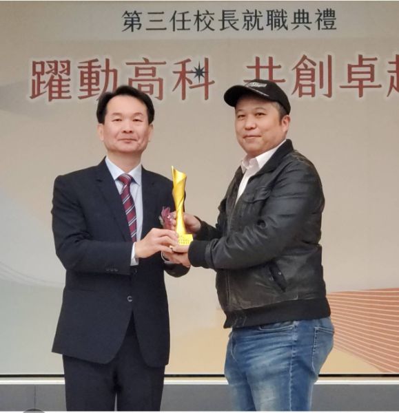 各地校友會校友致贈吳忠信校長履新紀念品。（漾新聞記者陳雯萍攝）